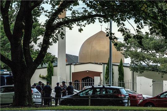 Polizisten stehen am Tag nach der Tat vor einer der beiden Moscheen in Christchurch, wo ein Rechtsextremer 51 Menschen erschoss und 50 weitere verletzte.