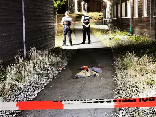 Polizisten stehen am Tatort in Mülheim an der Ruhr.