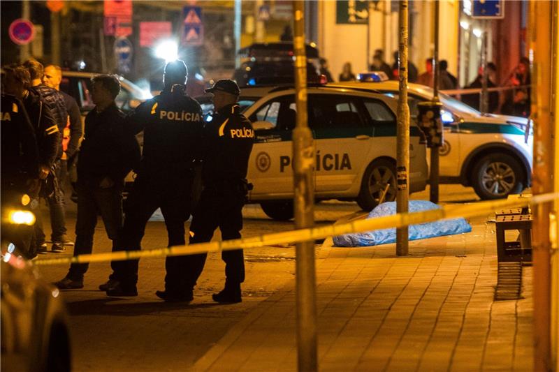 Tote und Verletzte nach Schüssen an Gay-Bar in Bratislava Polizisten stehen am Tatort nach Schüssen vor einer Bar in Bratislava.