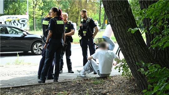 Polizisten stehen an der Unfallstelle. 