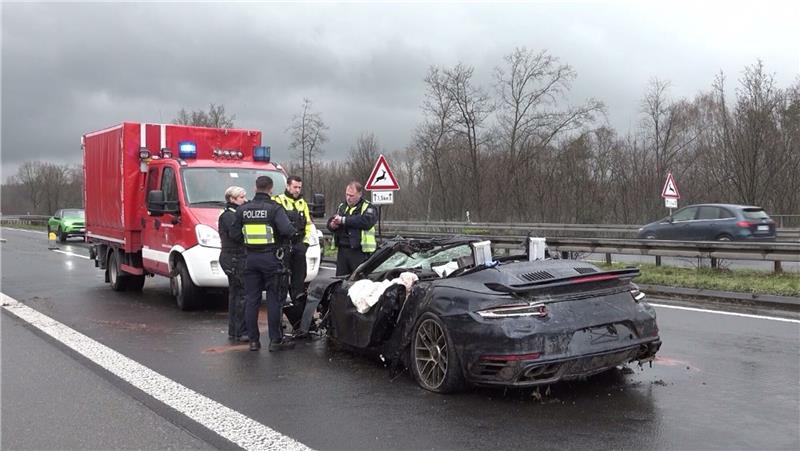 Polizisten stehen an einem Autowrack auf der A3: Vier Menschen sind hier ums Leben gekommen.