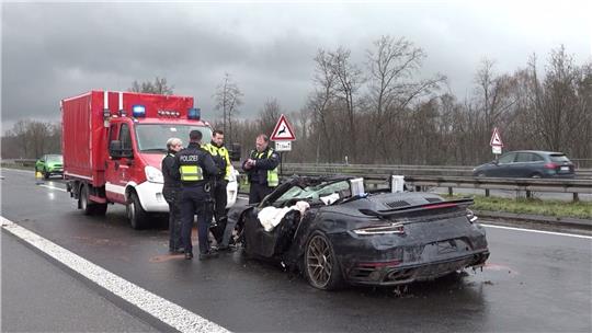 Polizisten stehen an einem Autowrack auf der A3: Vier Menschen sind hier ums Leben gekommen.