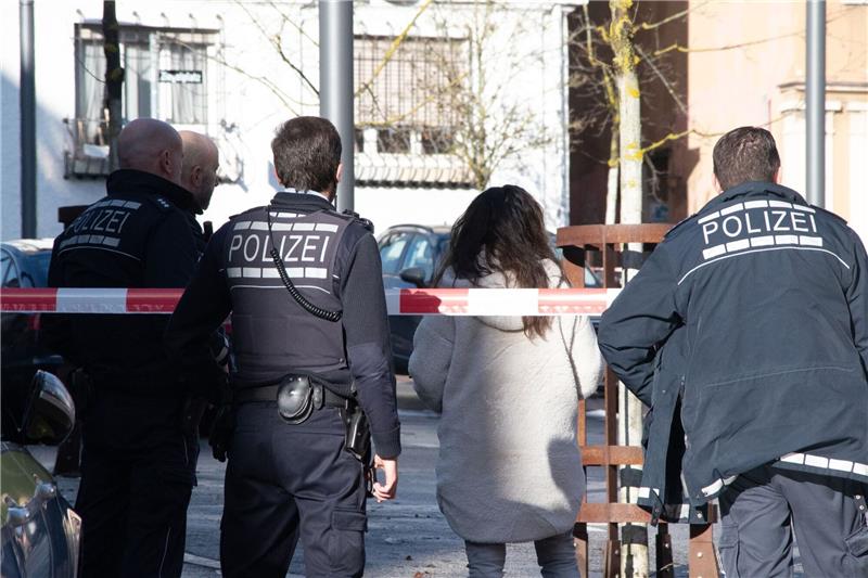 Polizisten stehen an einem abgesperrten Bereich in Albstadt-Ebingen.