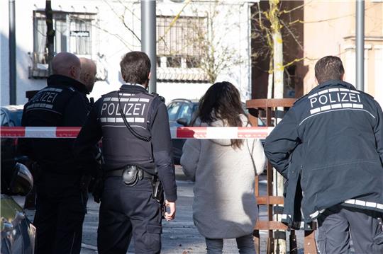 Polizisten stehen an einem abgesperrten Bereich in Albstadt-Ebingen.