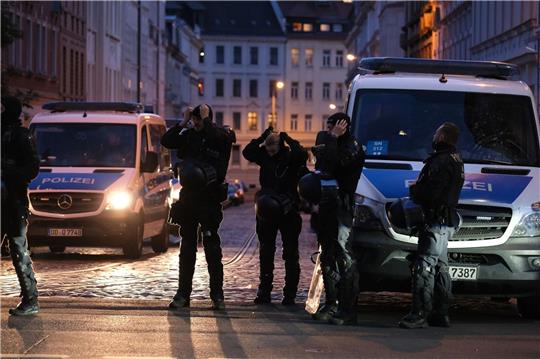 Polizisten stehen an einer Kreuzung im Stadtteil Connewitz.