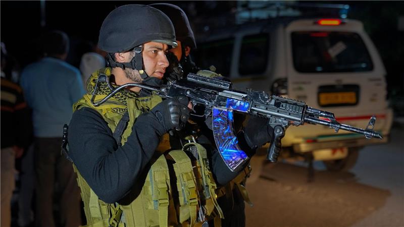 Polizisten stehen im Süden Kaschmirs Wache, nachdem Angreifer wahllos das Feuer auf Touristen im indisch kontrollierten Kaschmir eröffnet hatten.