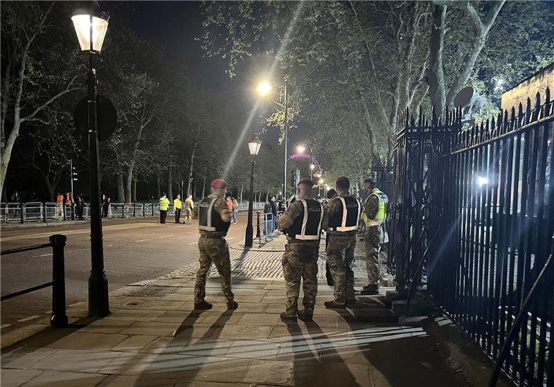 Festnahme und Explosion am Buckingham-Palast Polizisten stehen vor dem Buckingham-Palast in London, wo kurz zuvor ein Mann festgenommen wurde.