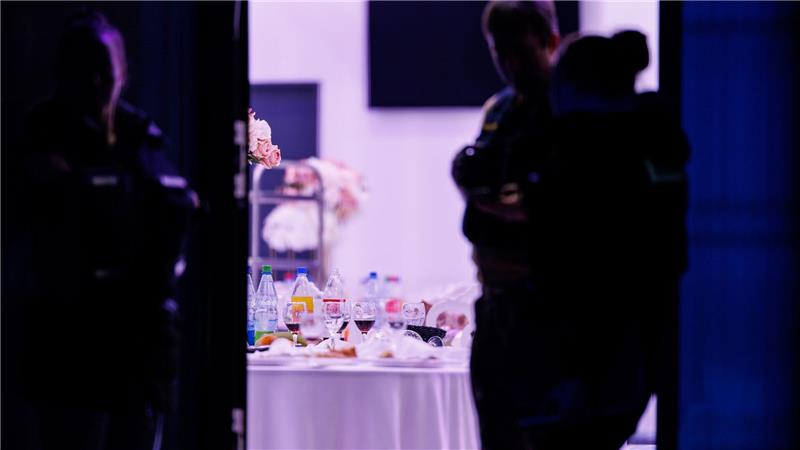 Zwei Tote bei zwei Feiern in Bayern - Täter weiter flüchtig Polizisten stehen vor der Eventlocation in Fürth.
