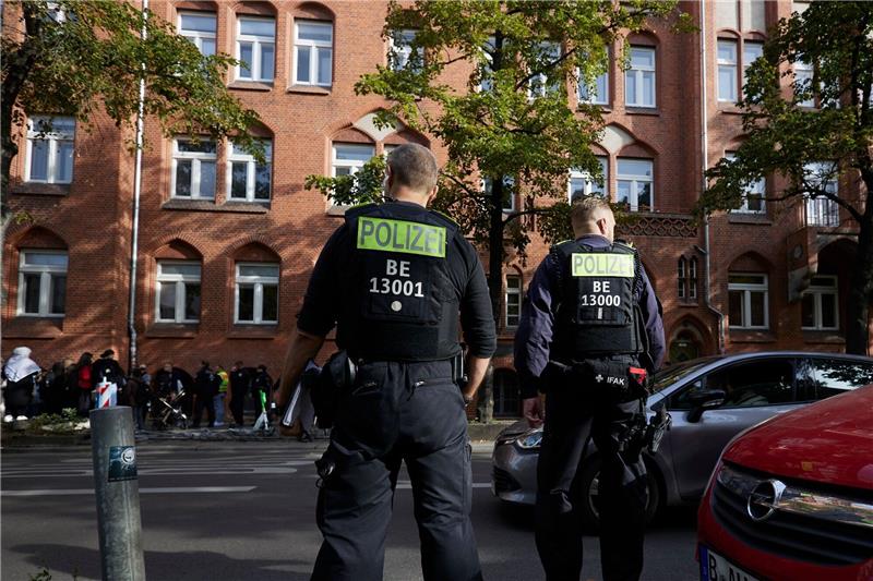 Vor Neuköllner Schule israelfeindliche Flugblätter verteilt Polizisten stehen vor der Schule in Berlin-Neukölln.