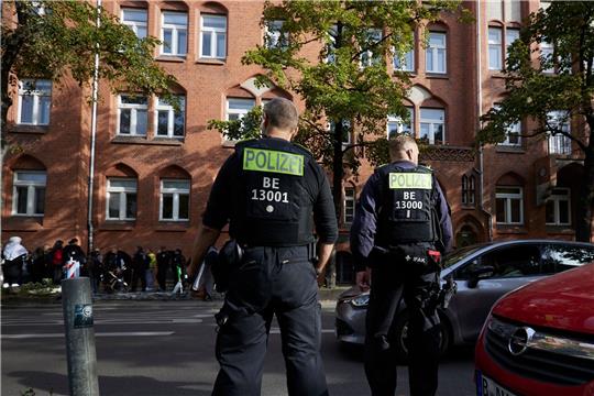 Polizisten stehen vor der Schule in Berlin-Neukölln.