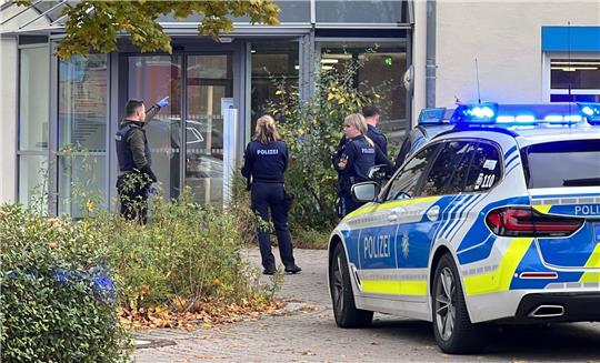 Polizisten stehen vor der kinder- und jugendpsychiatrischen Einrichtung, in der ein 14-Jähriger einen Siebenjährigen sowie ein 63-Jährigen angegriffen haben soll.