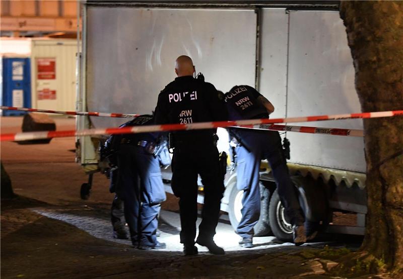Festnahmen nach Schießerei zwischen Clan und Rockern Polizisten suchen im Mai 2022 nach Spuren auf dem Hamborner Altmarkt in Duisburg. Bei der Schießerei waren vier Personen verletzt worden.