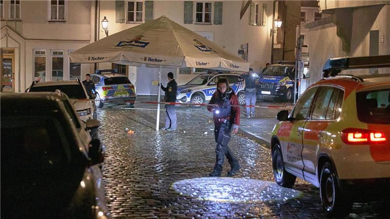 Polizisten suchen in der Innenstadt von Ansbach einen Tatort ab.