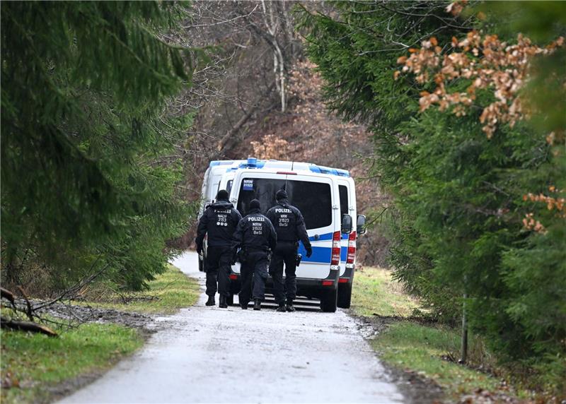 Polizisten suchen in der Nähe des Fundorts des ermordeten Mädchens nach weiteren Hinweisen.