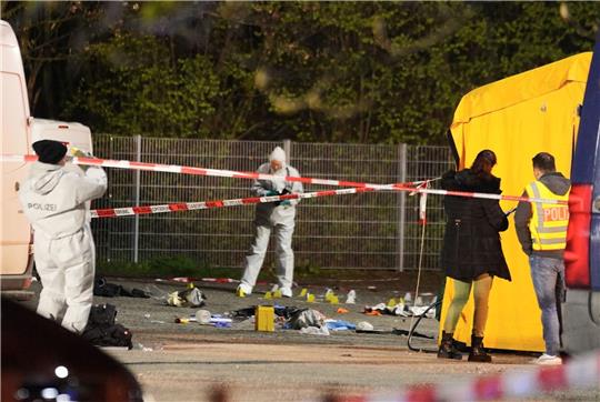 Polizisten suchen nach Spuren am Tatort.
