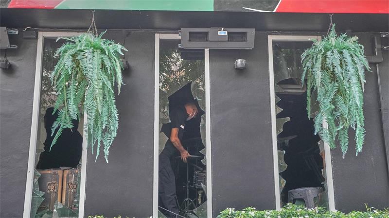 Todesfalle Pub: Brandkatastrophe erschüttert Thailand Polizisten suchten am Tag nach dem Feuer nach Hinweisen zur Unglücksursache.