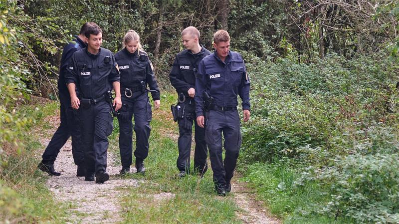 Streift ein Puma durch Oberbayern? Was bisher bekannt ist Polizisten suchten das Gebiet auch am Donnerstag weiter nach Spuren des Tiers ab.