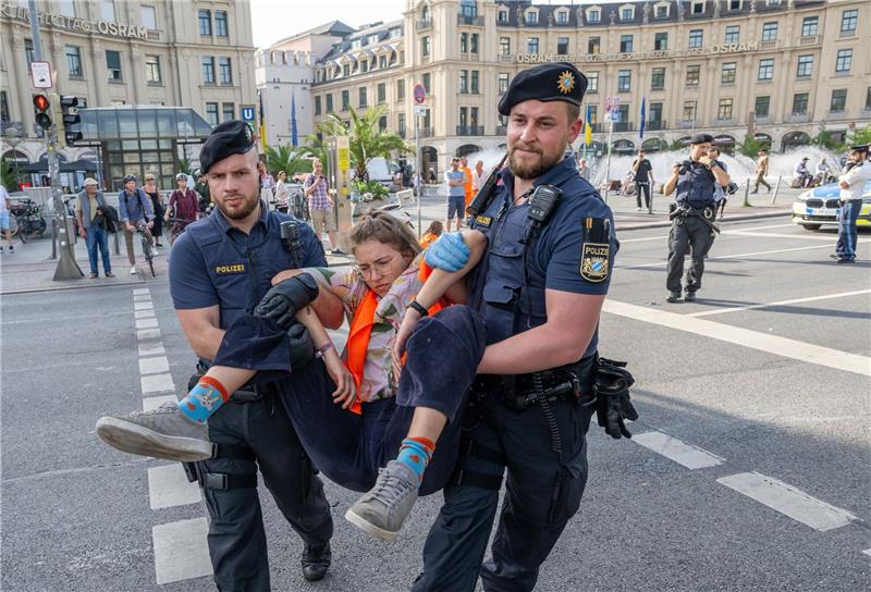 München: Klimaproteste werden teilweise verboten Polizisten tragen auf der Kreuzung am Stachus in der Münchener Innenstadt Aktivisten der Letzten Generation weg. Ihre Aktionen werden teilweise verboten.