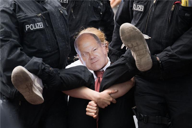 Amnesty: Unterdrückung von Protesten auch in Deutschland Polizisten tragen während eines Protestmarsches der Klimaschutzgruppe «Letzte Generation» eine Teilnehmerin von der Straße.