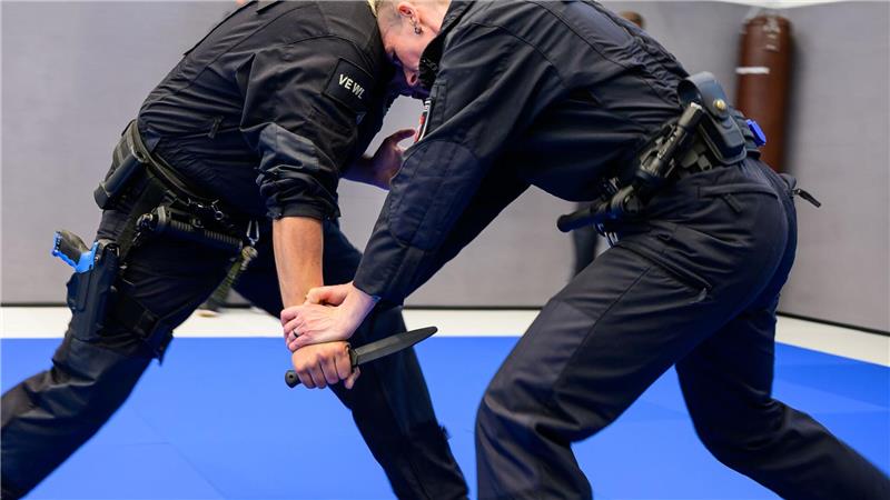 Polizisten trainieren gezielt auch die Abwehr von Messerangriffen. (Archivbild)