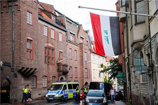 Polizisten treffen in Stockholm Vorbereitung für eine Demonstration vor der irakischen Botschaft, bei der mutmaßliche ein Koran und eine irakische Flagge verbrannt werden soll.