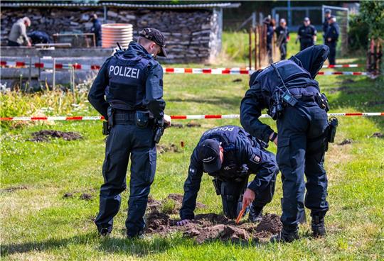 Polizisten und Archäologen suchen auf einem Privatgrundstück nach Beweisen für den Goldschatz-Diebstahl.
