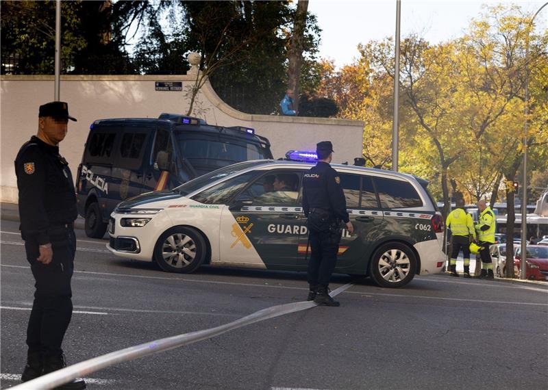 Briefbombenserie in Spanien: Ukraine-Konflikt das Motiv? Polizisten und Feuerwehrleute stehen vor der US-Botschaft in Madrid, wo eine Briefbombe einging.