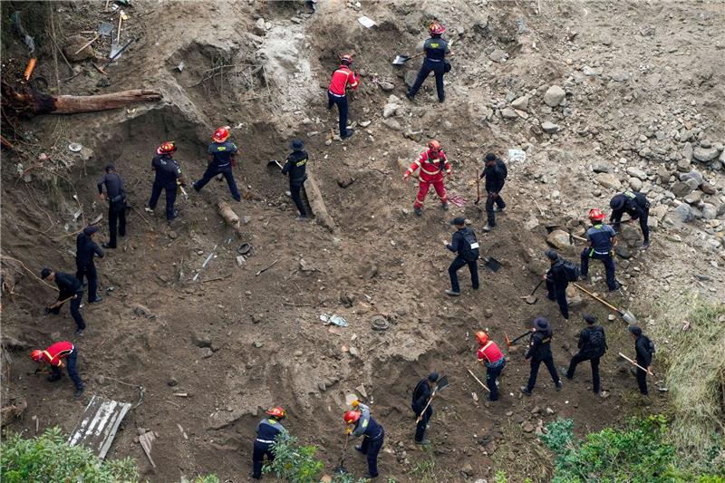 Mehrere Tote nach Hochwasser in Guatemala und Mexiko Polizisten und Feuerwehrleute suchen nach Überlebenden in Guatemala-Stadt.