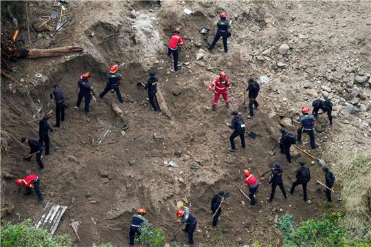 Polizisten und Feuerwehrleute suchen nach Überlebenden in Guatemala-Stadt.