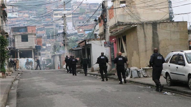 Schlag gegen Drogenbande: 64 Tote bei Polizeieinsatz in Rio Polizisten und Kriminelle lieferten sich stundenlange Gefechte.