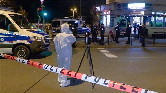 Polizisten und Mitarbeiter der Spurensicherung sind in der Bremer Kornstraße an einem Tatort beschäftigt.
