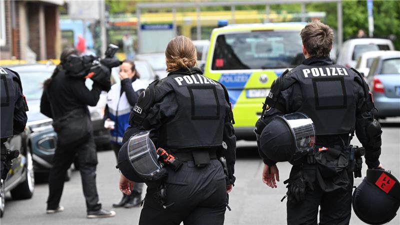 Polizisten und Polizistinnen in Schutzmontur waren im Einsatz.