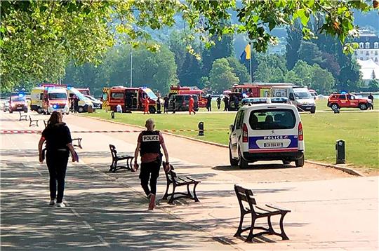 Polizisten und Rettungskräfte auf dem Weg zum Tatort.