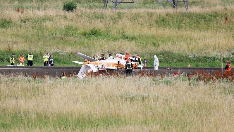Tote bei Absturz von Sportflugzeug auf Autobahn bei Paris Polizisten und Rettungskräfte stehen an der Absturzstelle der Cessna bei Collégien.