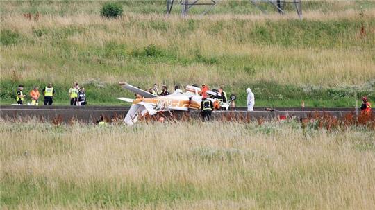 Polizisten und Rettungskräfte stehen an der Absturzstelle der Cessna bei Collégien.