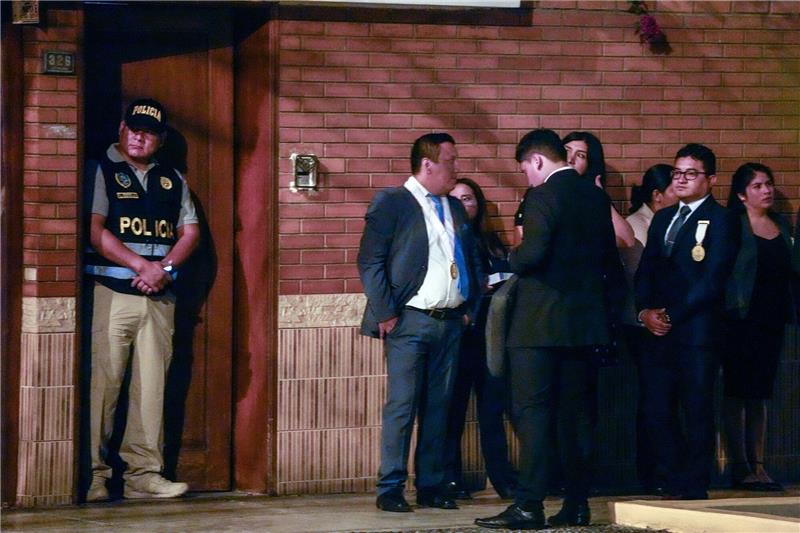 Staatsaffäre in Peru: Präsidentin habe Uhren nur geliehen Polizisten und Staatsanwälte vor dem Haus der peruanischen Präsidentin Boluarte während einer Hausdurchsuchung, bei der Rolex-Uhren wegen mutmaßlicher illegaler Bereicherung beschlagnahmt werden.