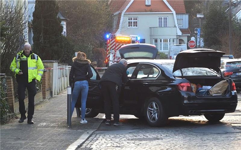 Polizisten untersuchen das Auto des Opfers.