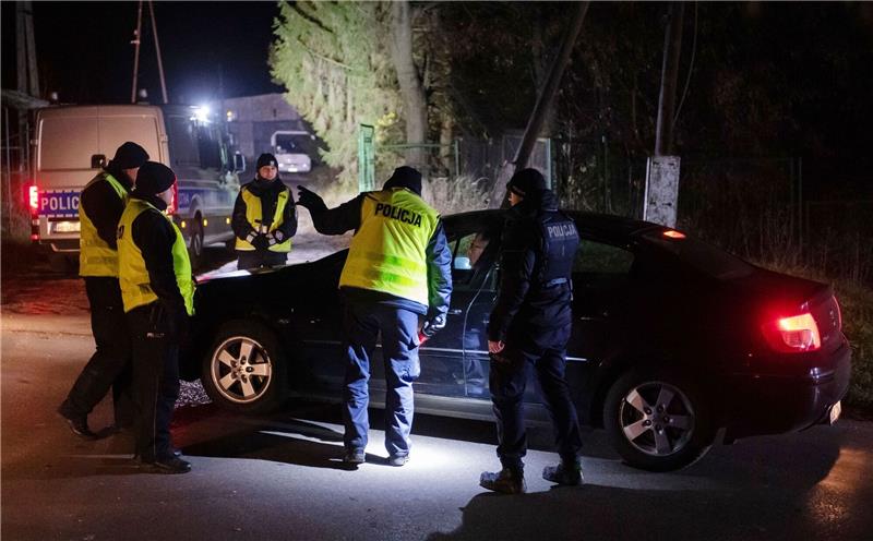 Raketeneinschlag in Polen - Krisendiplomatie auf Bali Polizisten versammeln sich vor einem Getreidelager in Przewodow im Südosten Polens. Nach einer Explosion mit zwei Toten hat Polen einen Teil seiner Streitkräfte in erhöhte Bereitschaft versetzt.