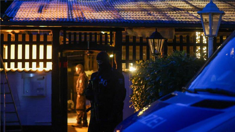 Polizisten vor dem Vereinsheim der „Hells Angels“ in Hilden.