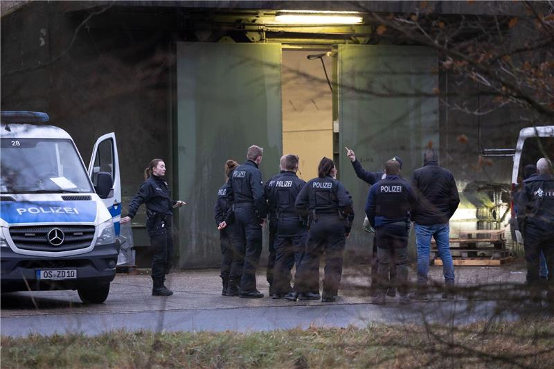 Polizei beschlagnahmt tonnenweise illegale Böller Polizisten vor einer Bunkeranlage in Bad Bentheim. Mit Durchsuchungen in der Grenzregion geht die Polizei gegen den Handel mit illegalen Feuerwerkskörpern vor.