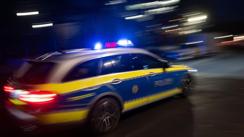 Polizei: Einsatzkräfte in Bremen bei Demo angegriffen Polizisten werden in Bremen angegriffen. (Symbolbild)