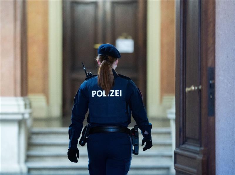 Attentat in Wien: Prozess muss teilweise wiederholt werden Polizistin vor dem Großen Schwurgerichtssaal: Der Prozess um das Attentat war mit lebenslangen Freiheitsstrafen für zwei und langjährigen Haftstrafen für andere Angeklagte zu Ende gegangen.