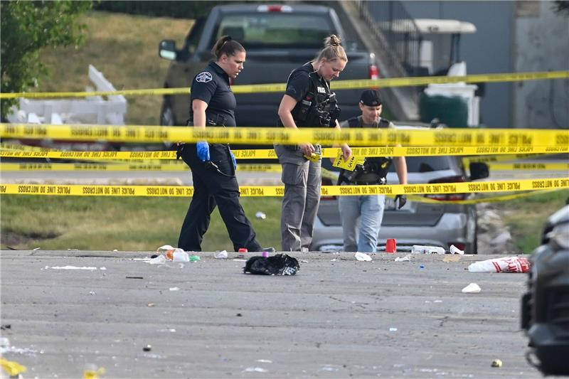 Viele Verletzte nach Schüssen in Illinois Polizistinnen arbeiten am Tatort in der Nähe eines Einkaufszentrums in Willowbrook.