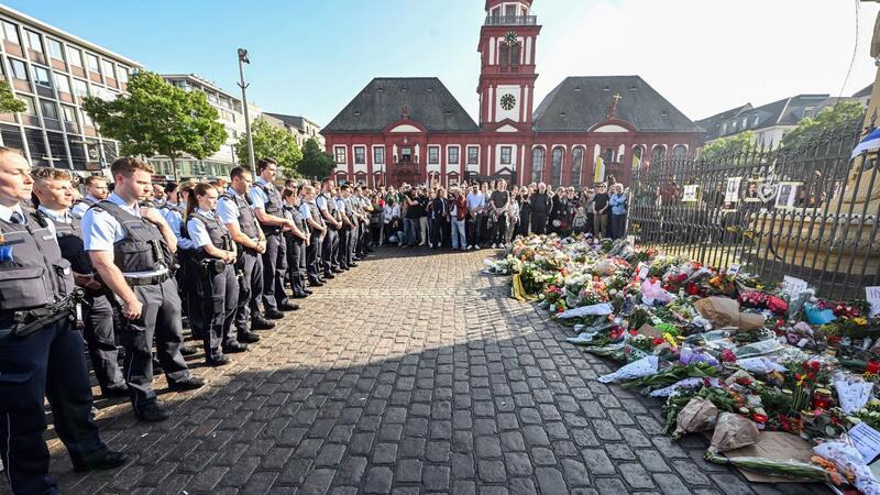 Polizistinnen und Polizisten gedenken bei der Kundgebung „Mannheim hält zusammen“ ihres getöteten Kollegen.