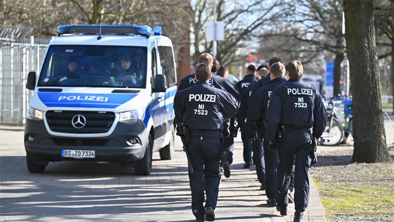 Polizistinnen und Polizisten in Niedersachsen dürfen zulässige Tattoos an Armen und Beinen künftig grundsätzlich offen zeigen. In bestimmten Einsatzsituationen kann eine Abdeckung weiter vorgeschrieben werden. (Symbolbild)