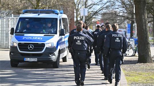 Polizistinnen und Polizisten in Niedersachsen dürfen zulässige Tattoos an Armen und Beinen künftig grundsätzlich offen zeigen. In bestimmten Einsatzsituationen kann eine Abdeckung weiter vorgeschrieben werden. (Symbolbild)