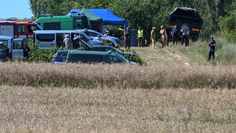 Polnische Einsatzkräfte in der Nähe des Ortes, wo ein Flugobjekt eingeschlagen ist. (Foto aktuell)