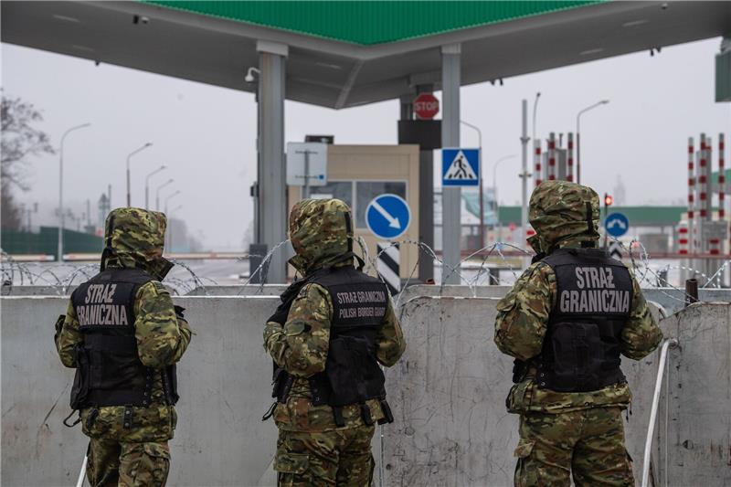 Polen verstärkt Bewachung der Grenze zu Belarus Polnische Grenzschutzbeamte sichern einen geschlossenen Grenzübergang an der polnisch-belarussischen Grenze.