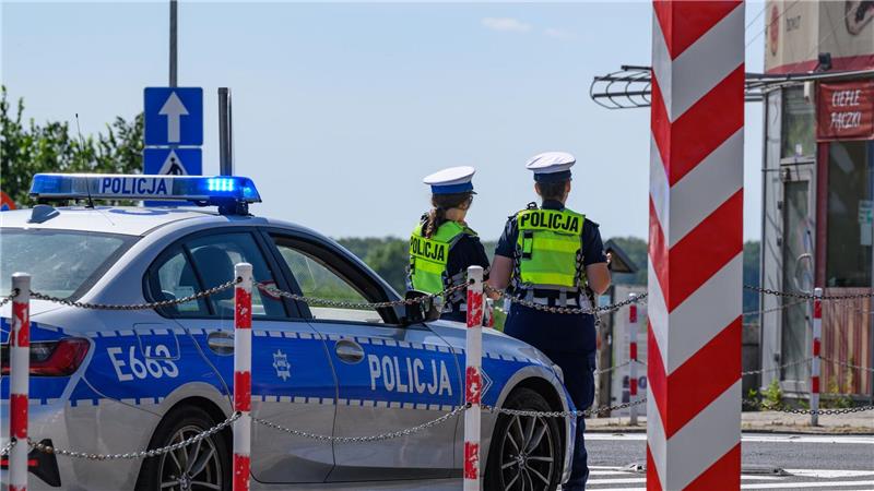 Polens Kontrollen an Grenze zu Deutschland laufen an Polnische Polizistinnen stehen am deutsch-polnischen Grenzübergang Stadtbrücke zwischen Frankfurt (Oder) und Slubice.