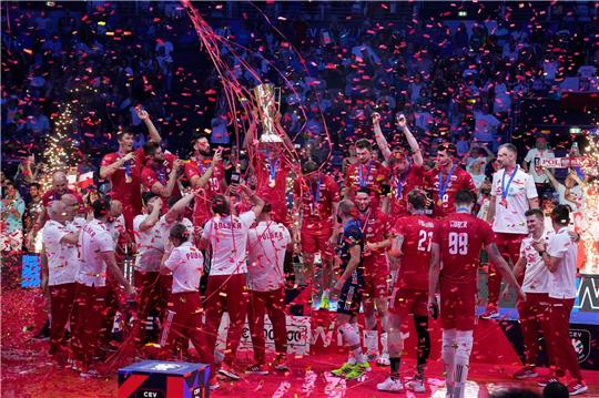 Polnische Spieler feiern mit der Trophäe.